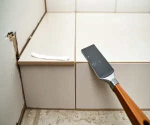 Jak położyć cokół z płytek na schodach
