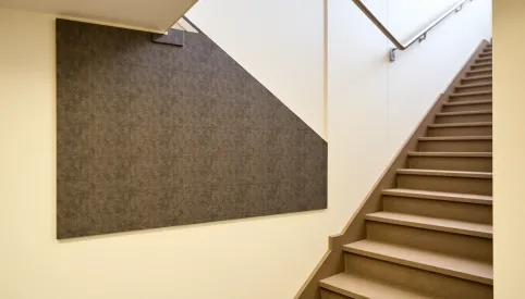 Jak zabezpieczyć ścianę przy schodach