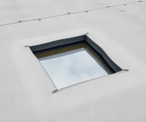 Obróbka okna dachowego w stropie betonowym